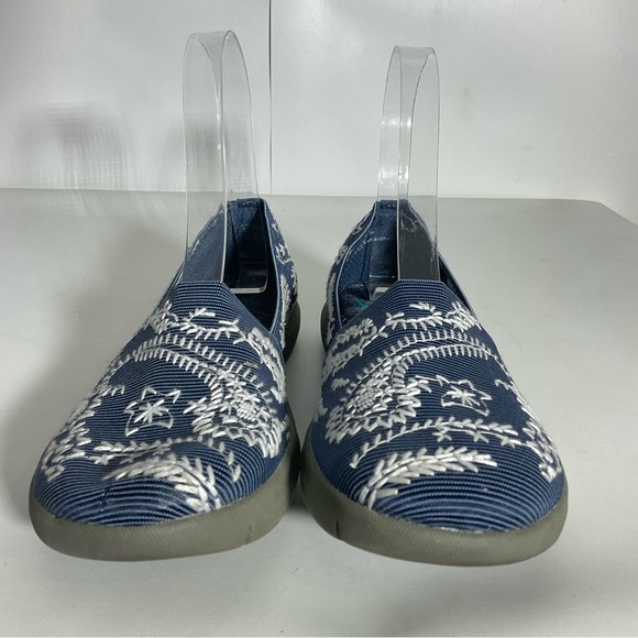 Yuu Blue & White Floral Embroidered Slip-On Elastic Padded Footbed Shoe Size 6.5 - Picture 4 of 16
